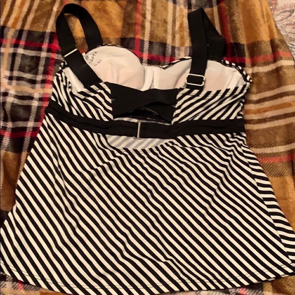 Athleta Shell 32B/C   - Picture 2 of 3